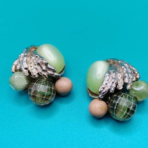 Unbranded Jewelry - Vintage Gold Tone Fashion Statement Jade and Beaded Clip On Earrings 1"